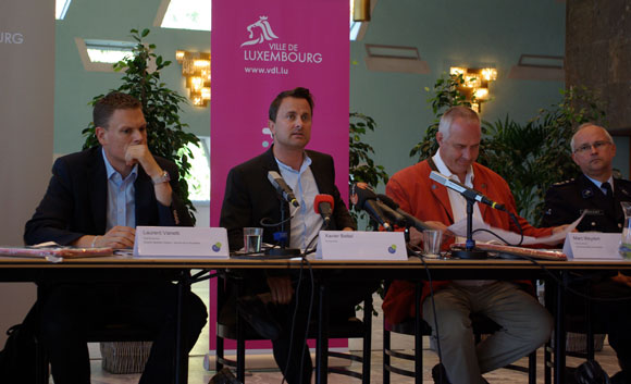 Photo : (de gauche à droite)  Laurent Vanetti, Chef des services techniques ; Xavier Bettel, Marc Weydert, Bourgmestre ; responsable du service des fêtes de la Ville ; René Lindenlaub, premier commissaire divisionnaire