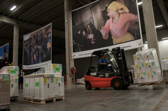 Du matériel médical et logistique en cours de chargement à l'entrepôt de MSF Supply en Belgique.