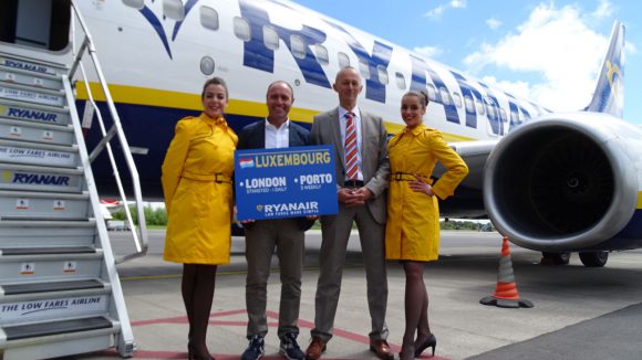 Photo : Ryanair Ltd From left to right: Greta, Ryanair cabin crew; Kenny Jacobs, Chief Marketing Officer Ryanair; Johan Vanneste, CEO and President of Luxembourg Airport; Sara, Ryanair cabin crew